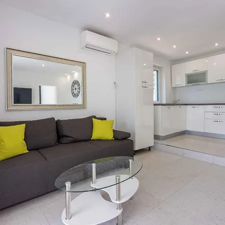 Semesterbostad In 42951 Crikvenica